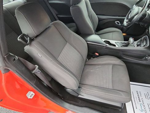 Used 2019 Dodge Challenger SXT image 28