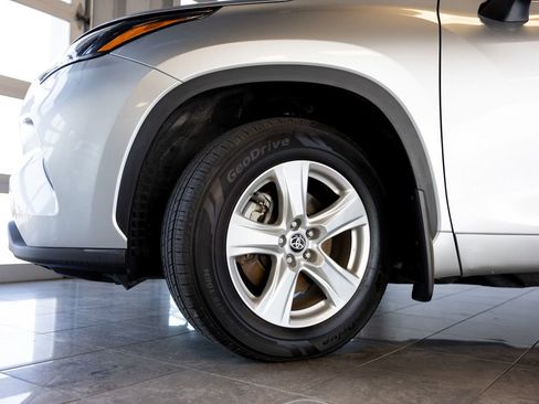 Used 2024 Toyota Highlander LE AWD/4WD image 9