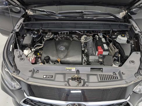 Used 2021 Toyota Highlander XLE AWD/4WD image 14