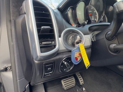 Used 2018 Porsche Cayenne Turbo image 15