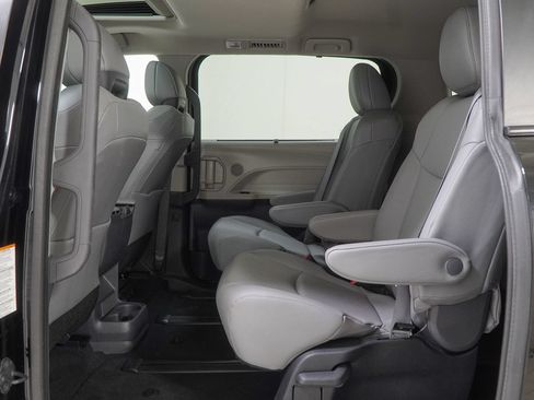 Used 2022 Toyota Sienna XLE AWD/4WD image 46