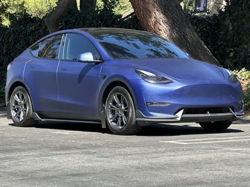 Used 2024 Tesla Model Y Long Range AWD/4WD image 9