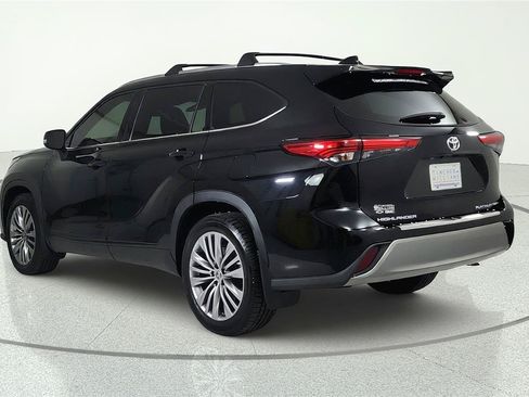 Used 2022 Toyota Highlander Platinum AWD/4WD image 3