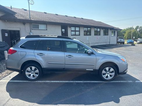 Used 2011 Subaru Outback 3.6R Limited AWD/4WD image 2