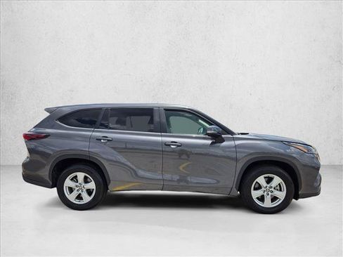 Used 2025 Toyota Highlander LE FWD image 4