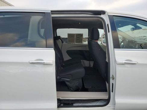 Used 2018 Chrysler Pacifica Touring Plus image 35