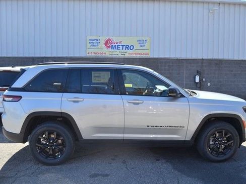 New 2026 Jeep Grand Cherokee Altitude image 9