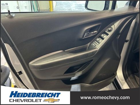 Used 2021 Chevrolet Trax LT w/ LT Convenience Package AWD/4WD image 10