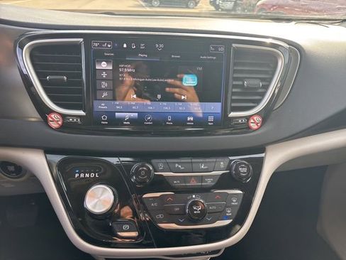 Used 2024 Chrysler Pacifica Touring-L image 21