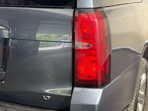 Used 2020 Chevrolet Suburban LT w/ Luxury Package RWD image 33