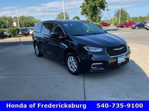 Used 2024 Chrysler Pacifica Touring-L FWD image 8
