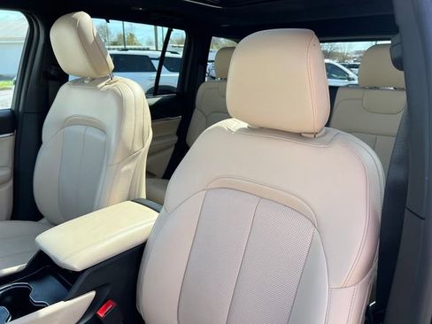 Used 2024 Jeep Grand Cherokee Limited w/ Luxury Tech Group II image 15