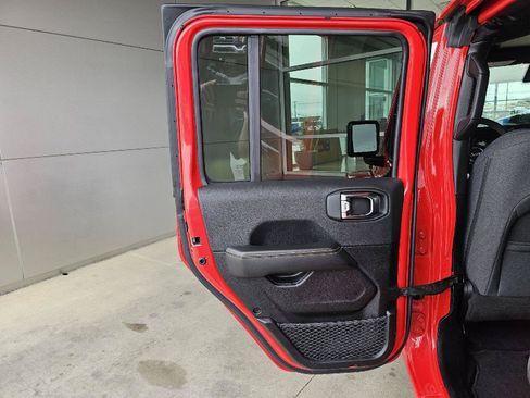 Used 2025 Jeep Wrangler Unlimited Sahara AWD/4WD image 16