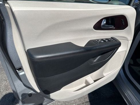 Used 2019 Chrysler Pacifica Limited FWD image 14