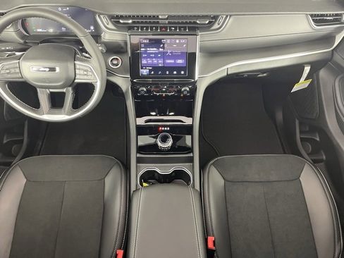 New 2025 Jeep Grand Cherokee Laredo image 9