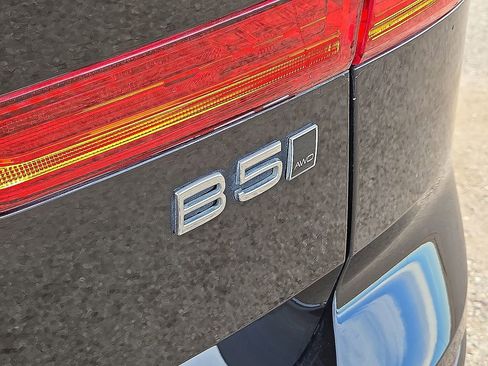 Certified 2023 Volvo XC60 B5 Plus w/ Climate Package image 14