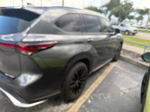 Used 2025 Toyota Highlander XSE AWD/4WD image 4