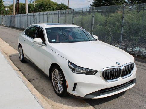 Used 2024 BMW 540i xDrive w/ Premium Package AWD/4WD image 4