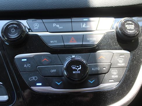 Used 2023 Chrysler Pacifica Touring-L FWD image 43