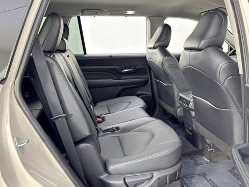 Used 2024 Toyota Grand Highlander XLE image 39