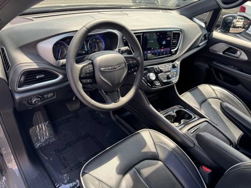 Used 2025 Chrysler Pacifica Limited FWD image 12