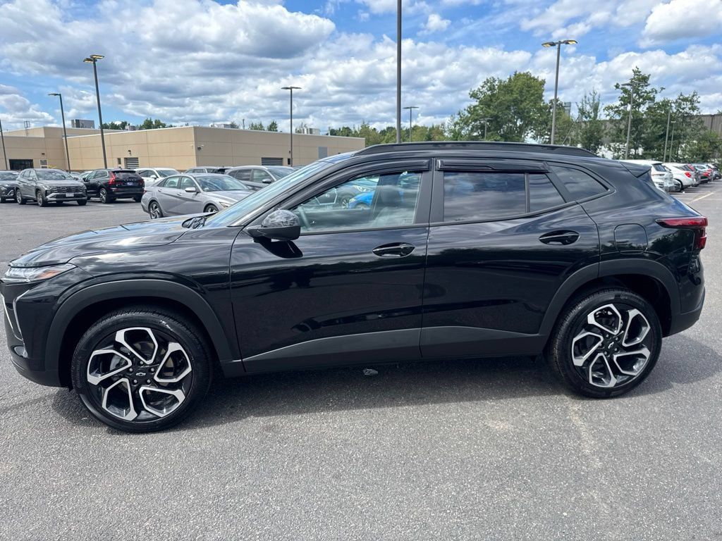 Used 2026 Chevrolet Trax RS w/ Sunroof Package FWD image 4
