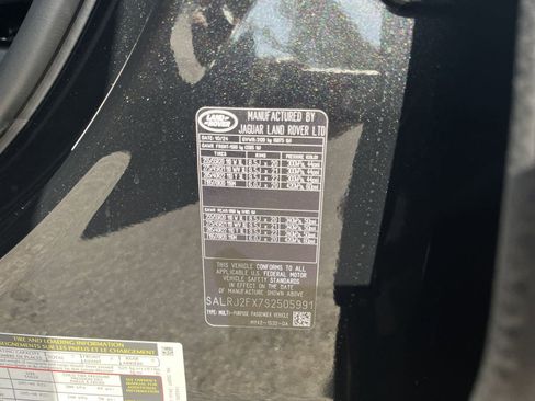 Used 2025 Land Rover Discovery S image 19