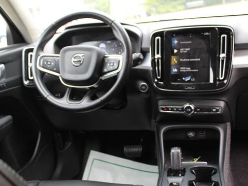 Used 2021 Volvo XC40 T4 Momentum image 12