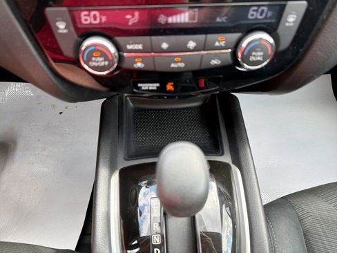 Used 2015 Nissan Rogue SV w/ SV Premium Package image 27