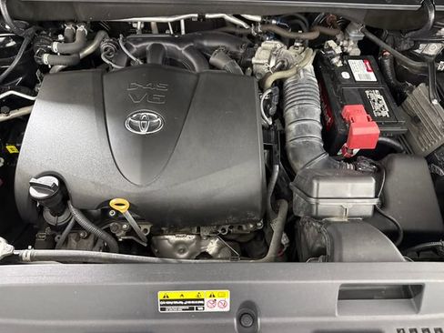 Used 2020 Toyota Highlander XLE AWD/4WD image 47