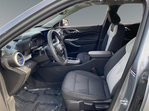 Used 2025 Chevrolet Trax LS FWD image 9