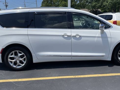 Used 2020 Chrysler Pacifica Limited FWD image 2
