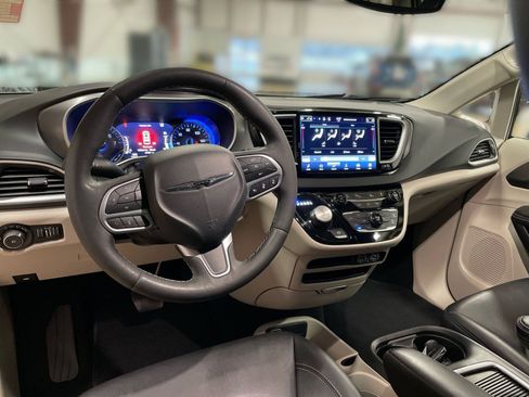Used 2024 Chrysler Pacifica Touring-L FWD image 18