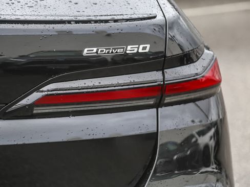 Used 2025 BMW i7 eDrive50 w/ M Sport Package image 7