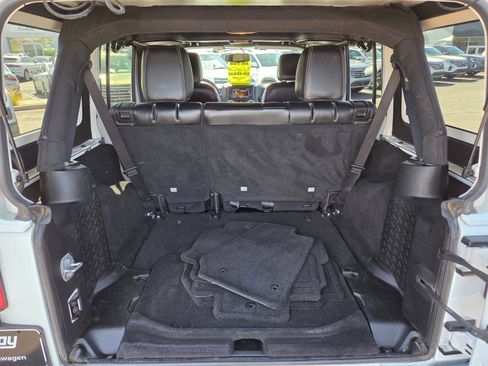 Used 2017 Jeep Wrangler Unlimited Sahara w/ Connectivity Group AWD/4WD image 19