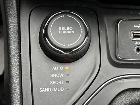 Used 2019 Jeep Cherokee Latitude Plus w/ Cold Weather Group AWD/4WD image 14