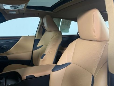 Used 2025 Lexus ES 350 w/ Premium Package FWD image 5