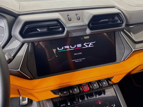 Used 2025 Lamborghini Urus SE AWD/4WD image 13
