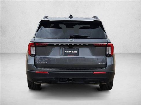 Used 2025 Ford Explorer Active AWD/4WD image 7