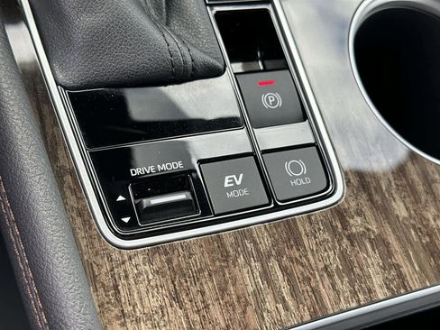 Used 2025 Toyota Sienna Limited image 26