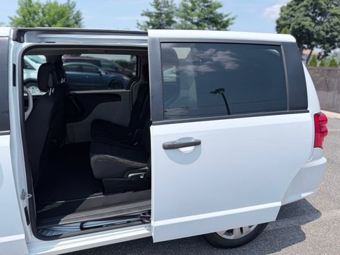 Used 2019 Dodge Grand Caravan SE w/ UConnect Hands-Free Group FWD image 16
