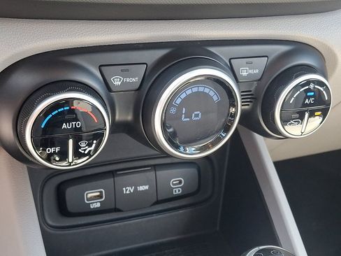 Used 2025 Hyundai Venue SEL FWD image 17