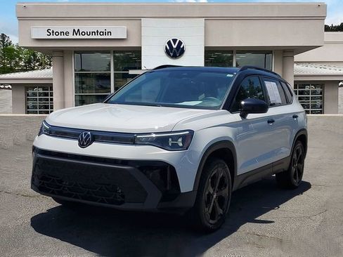 Certified 2025 Volkswagen Taos SE AWD/4WD image 1