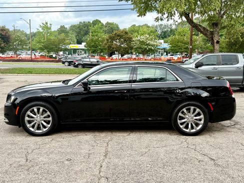 Used 2017 Chrysler 300 Limited w/ Driver Convenience Group AWD/4WD image 8