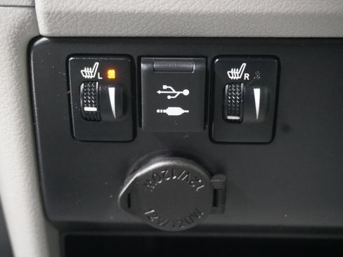 Used 2020 Toyota Sienna XLE w/ XLE Navigation Package FWD image 25