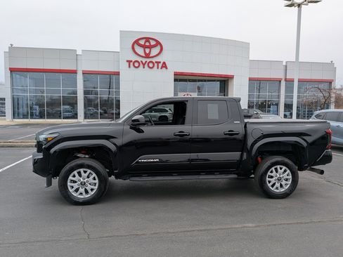 Used 2025 Toyota Tacoma SR5 image 5