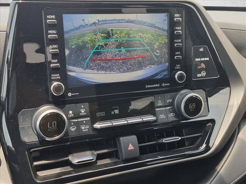Used 2021 Toyota Highlander LE AWD/4WD image 12