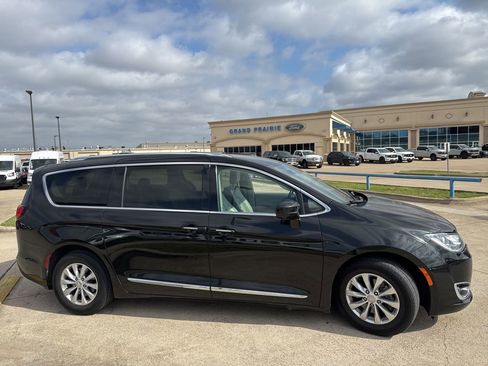 Used 2018 Chrysler Pacifica Touring-L w/ Advanced Safetytec Group image 17