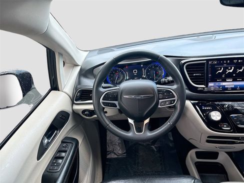 Used 2022 Chrysler Pacifica Touring-L image 21