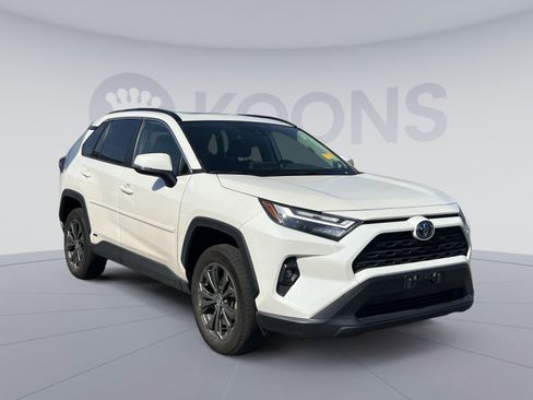 Used 2022 Toyota RAV4 XLE Premium image 10